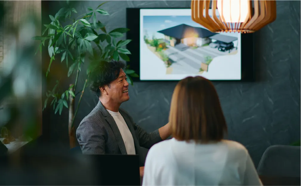 オフィス内にて会話を行う男性と女性