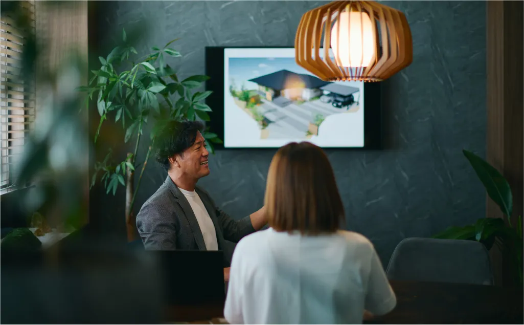 オフィス内で男性と女性が会話をする様子