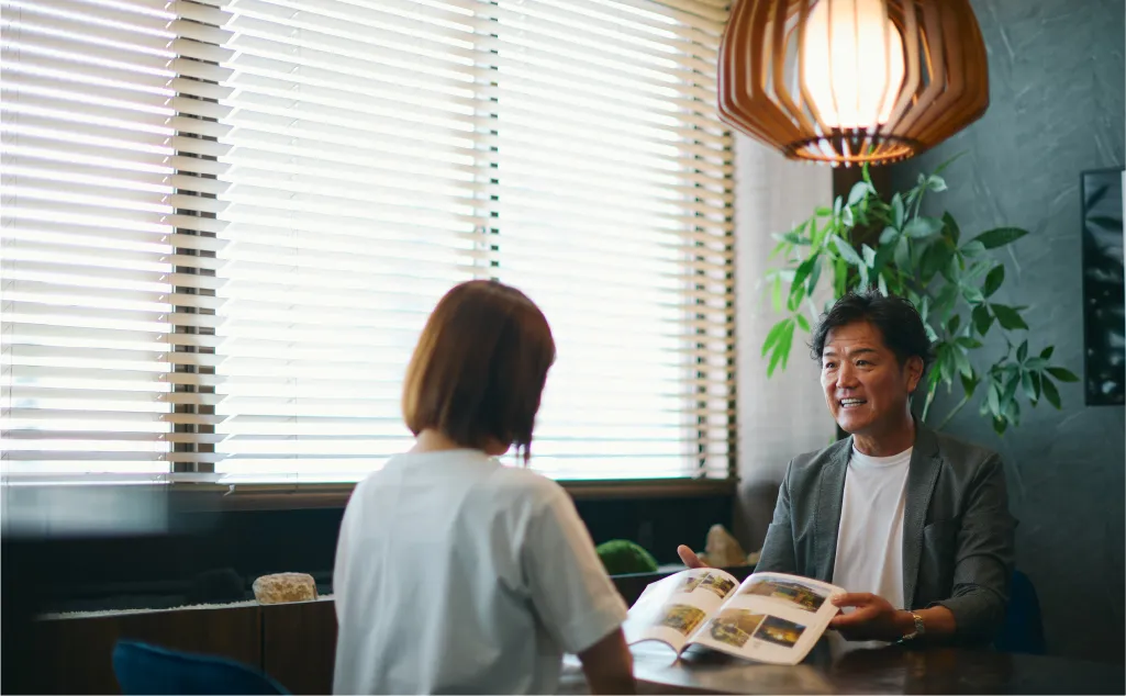 オフィス内で男性と女性が会話をする様子