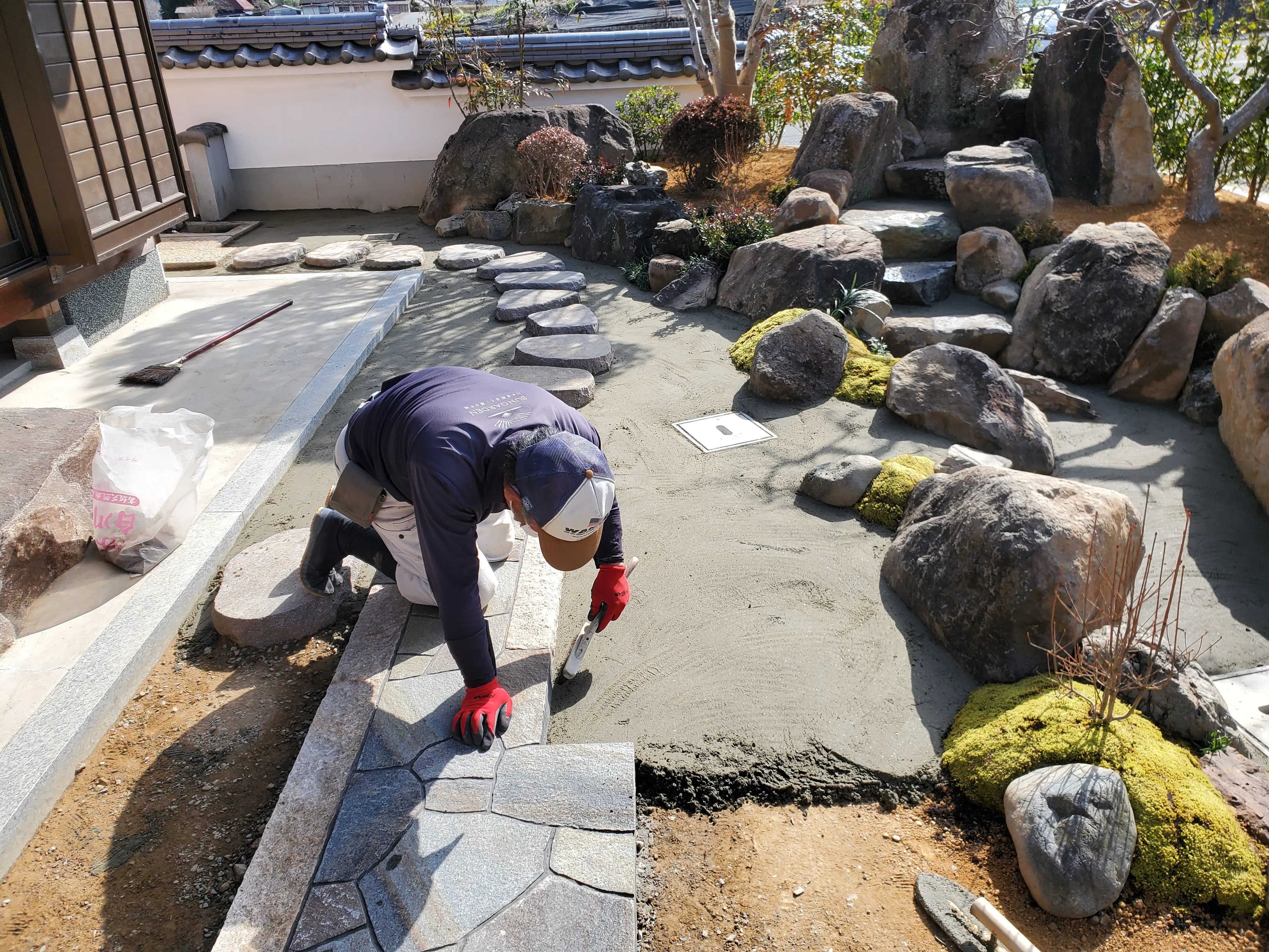 男性が庭の施工を行う様子