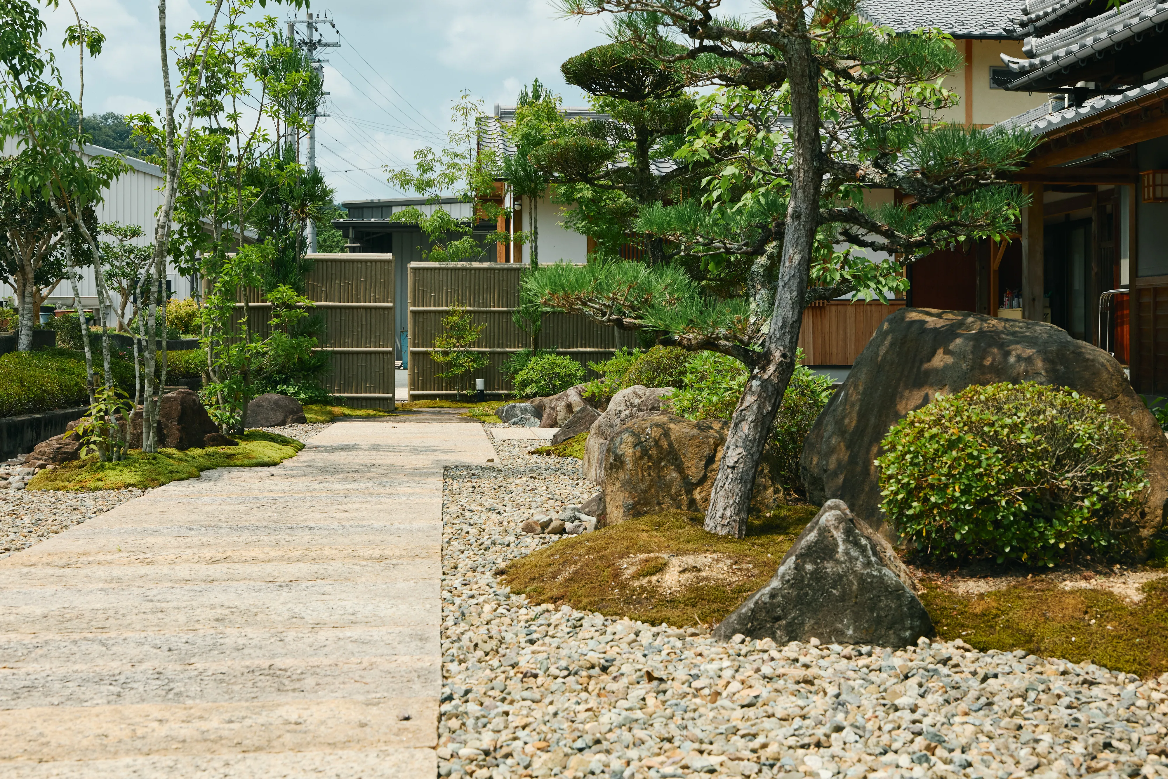 石畳の小路と美しい緑の庭の様子