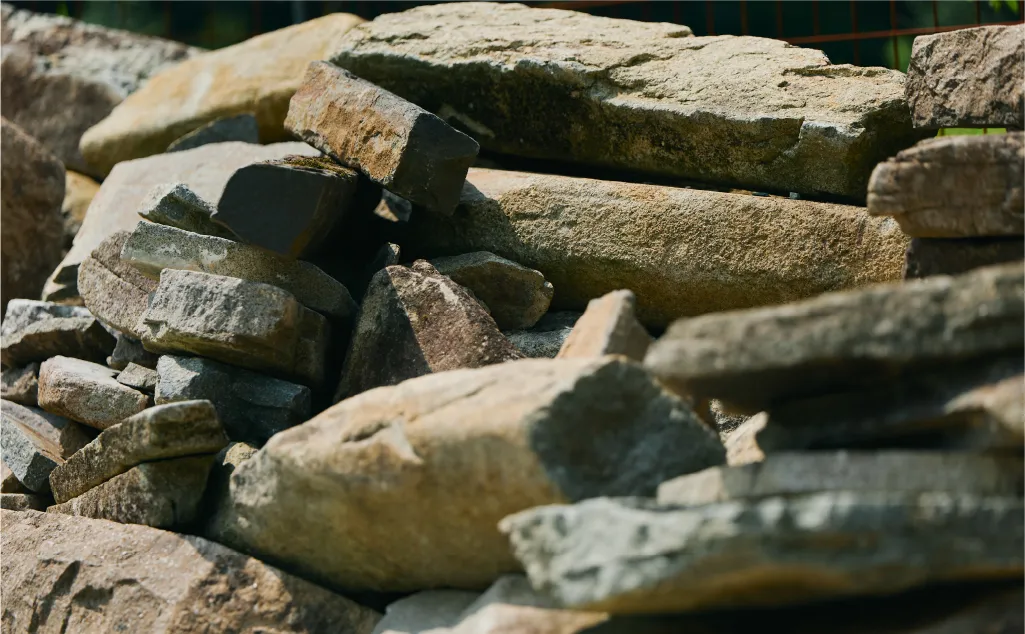 石が積まれている様子