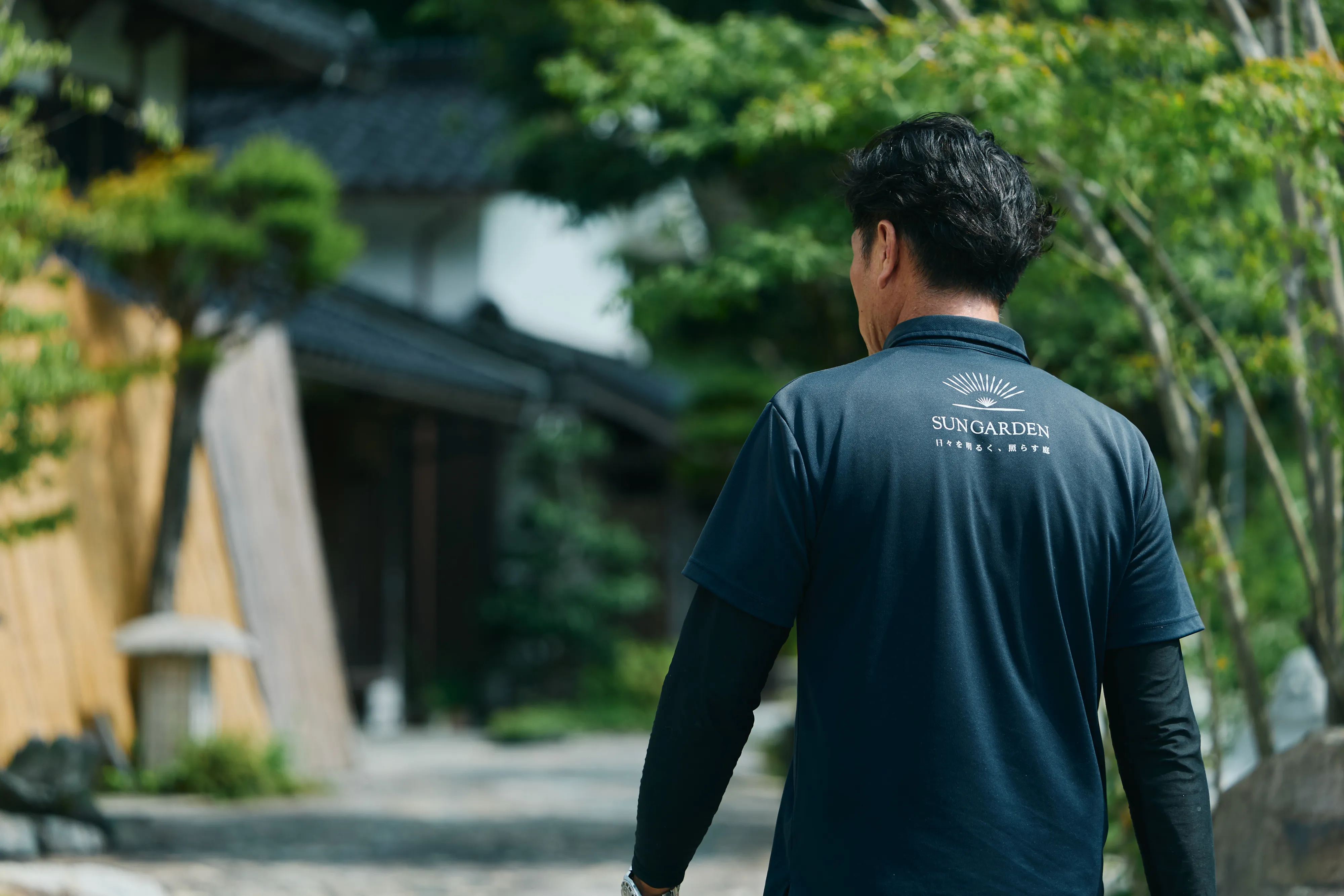 庭で立つ男性の背中