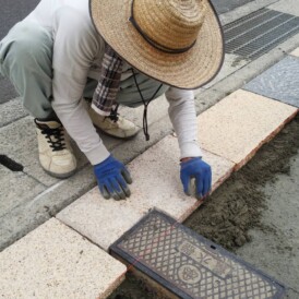 水道メーター部分の板石をカット加工