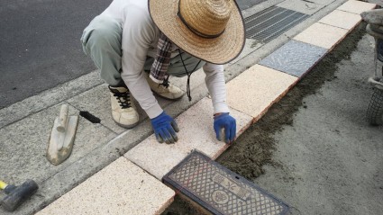 水道メーター部分の板石をカット加工