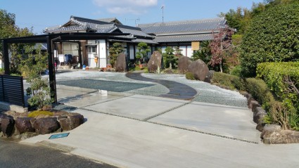 乱貼りアプローチ　和風庭園