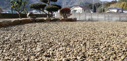 たつの市庭｜防草シートと川砂利敷き