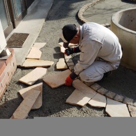 佐用町雑草の庭リフォーム工事｜自然石乱貼り