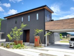 宍粟市山崎町和モダン住宅に似合う和モダン外構|防草シートで雑草対策した南向きの芝生のお庭