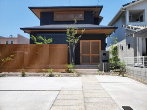 姫路市住友林業のお家に似合う和モダン外構｜住宅の木調格子と統一感ある縦格子目隠しフェンスで意匠性あるエクステリア外構
