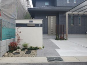 姫路市パナホーム住宅と統一感を持たせたエクステリアデザイン｜ツートンカラーの門柱と植栽でモダンな門廻り