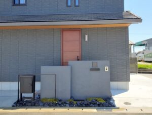 姫路市大和ハウスのお家のシックでかっこいいオシャレな門廻り｜宅配ポストとアイアンフレーム