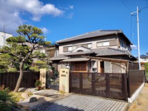 姫路市大谷石の塀と門柱を撤去｜松の木を魅せるフロントガーデンと御影石門柱の素敵な外構リフォーム