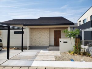 ナチュラルカラーで優しい雰囲気のアイ工務店さんのお家と調和の取れたナチュラルモダン外構｜南庭は人工芝とウッド調目隠しフェンス