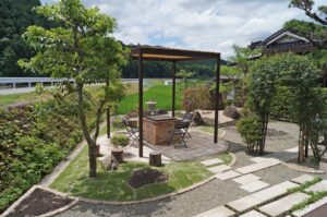 佐用町のレンガで作ったBBQ炉と石のテラスで過ごす庭へ
