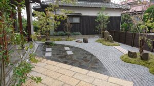 姫路市お庭|石貼りテラスに人が集う心地良いお庭