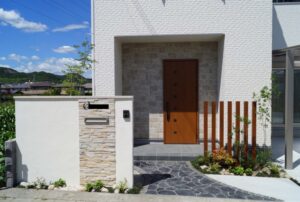 姫路市外構｜建物と調和のとれた外構エクステリアデザイン。植栽が映える門廻り