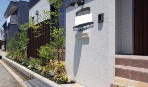 姫路市ヘーベルハウスに似合う外構|落ち着いた雰囲気の木目調スリットフェンスと植栽で素敵なお庭