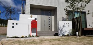 一条工務店のお家に似合う外構工事|アンティークレンガのアプローチで重厚感ある門廻りエクステリアガーデン