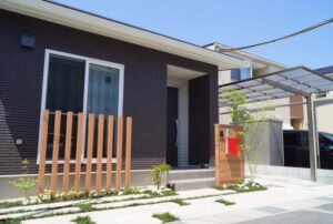 一条工務店のお家に似合う外構工事|ウッド調のオシャレな門廻り外構