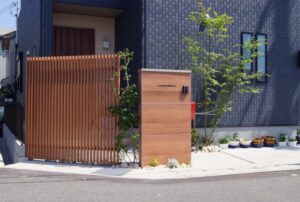 姫路市外構|タカショーのエバーアートボードと千本格子で素敵な門廻り外構