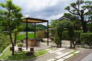 佐用町のレンガで作ったＢＢＱ炉と石のテラスで過ごす庭へ