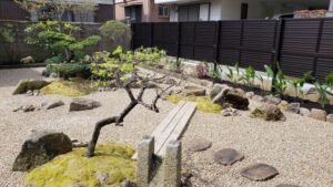 境界塀に高く積まれたブロック塀にはひび割れがある危険な塀を目隠しフェンスにリフォーム