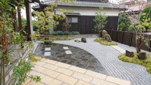 姫路市お庭｜石貼りテラスに人が集う心地良いお庭