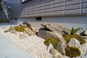 趣きのある自然石の現代風坪庭 姫路市O様邸