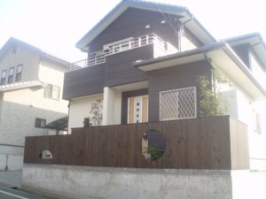 オリジナル板塀と門柱の和モダンデザインの庭 姫路市H様邸