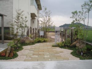 雑木と自然石を使った石畳のあるナチュララルモダンな庭 加古川市K様邸