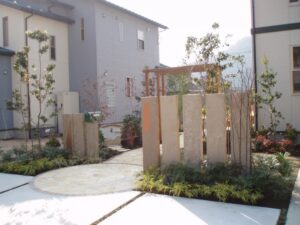 洋風の乱形石貼りに木製アーチ・ウッドデッキのある庭 宍粟市山崎町 C様邸