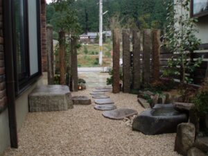 坪庭に石トユから水が流れるつくばい　神崎郡市川町　Ｉ様邸