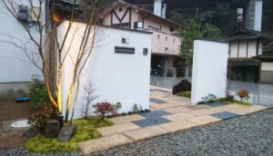 佐用町庭｜木化石と苔のコントラストを感じられる癒しの庭