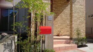 姫路市外構｜石と木目調の角柱がバランス良く緑の植栽と調和したエクステリアデザイン