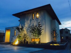 シンプルモダン外構|上質で緑をセンス良く植栽しセンス良さを感じられる庭