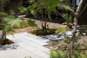 苔と石の門柱に敷石アプローチの和風の庭　姫路市S様邸