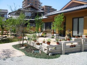 平屋建築の現代的な石組みがある自然な雑木の庭　加古川市　T様邸