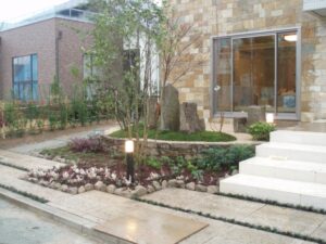 枯山水に築山と伊勢砂利で砂紋をつけた現代風の和の庭　加古川市