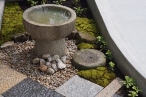 玄関前の小スペースで作った和モダンな坪庭　神崎郡K様邸