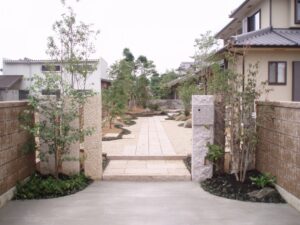 六方石の門柱に築山と伊勢砂利の庭　神崎郡福崎町　M様邸