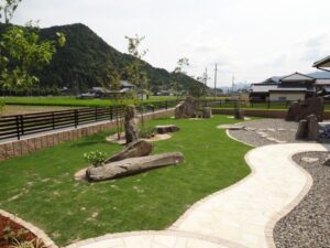 芝生（TM-8）を育てるの緑がきれいな管理しやすいお庭　神崎郡M様邸