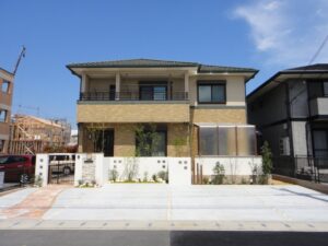 姫路市外構｜プライベート空間を確保したタイルデッキのガーデンテラスLIXILココマ