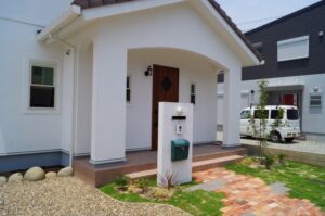 古レンガのアプローチにカフェ風をイメージした外構　姫路市N様邸