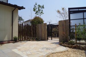 ナチュラル素材のオリジナル石門柱のリフォームガーデン　姫路市T様邸