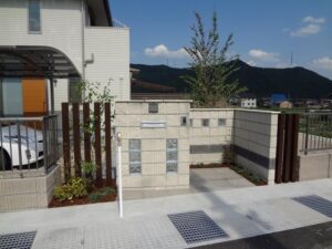 ホワイトカラー&ガラスブロック門柱でナチュラル・モダン外構