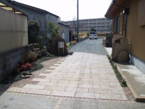 丹波石の門に御影石の石畳と洗出しアプローチ 加古川市