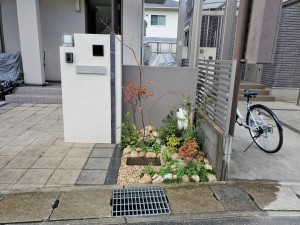 姫路市植栽工事 門柱前の小さな花壇を植木と下草と自然石で素敵にアレンジガーデン 姫路市の外構 エクステリア お庭のことなら サンガーデンへ