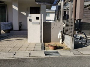 門柱前の花壇の植栽工事 イロハモミジとブルーベリーの木 姫路市の外構 エクステリア お庭のことなら サンガーデンへ