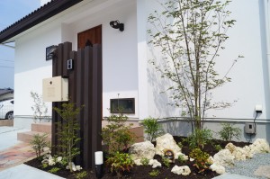 姫路市外構 オシャレな白いお家と可愛い石でコーディネートしたエクステリアデザイン 姫路市の外構 エクステリア お庭のことなら サンガーデンへ